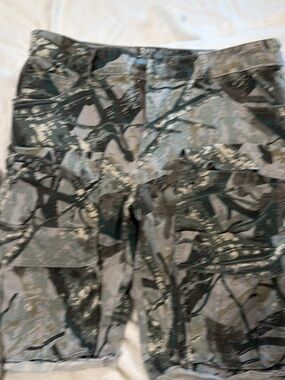 Smoke Rise Abstract Camouflage Cargo Shorts in Grey Green